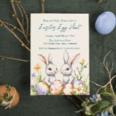 Zwei bunnies Eier und Blume Ostereier Jagd Einladung