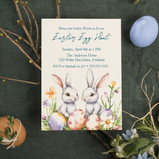 Zwei bunnies Eier und Blume Ostereier Jagd Einladung