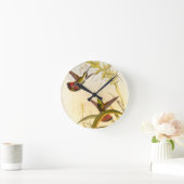 Zwei bunte Kolibris, die die gleiche Blume Runde Wanduhr (Zuhause)