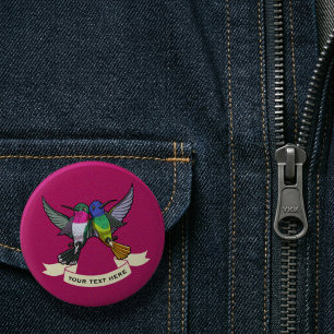 Zwei buntfarbige schwebende Kolibris Cartoon Button