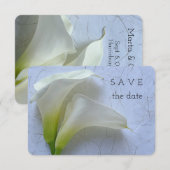 Zwei Calla liegen auf texturiertem Papier Save The Date (Vorne/Hinten)