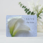 Zwei Calla liegen auf texturiertem Papier Save The Date (Stehend Vorderseite)