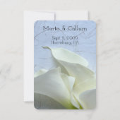 Zwei Calla liegen auf texturiertem Papier Save The Date (Rückseite)
