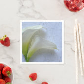 Zwei Calla liegen auf texturiertem Papier Serviette (Beispiel)