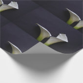 Zwei Calla-Lilien auf schwarz Geschenkpapier (Ecke)