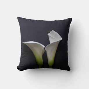 Zwei Calla-Lilien auf Schwarz Kissen