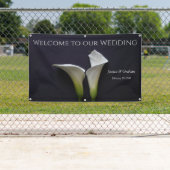 Zwei Calla-Lilien auf schwarzer Hochzeit Banner (Insitu)