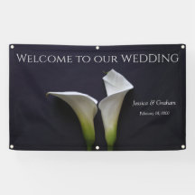 Zwei Calla-Lilien auf schwarzer Hochzeit