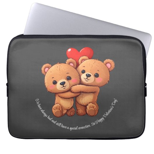 Zwei Cartoon müssen umarmt werden. Laptopschutzhülle (Vorderseite)
