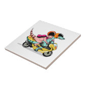 Zwei Cartoon-Raptoren fahren mit einem Motorroller Fliese (Seite)