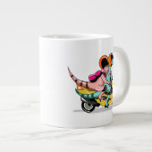 Zwei Cartoon-Raptoren fahren mit einem Motorroller Jumbo-Tasse (Vorderseite Rechts)