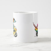 Zwei Cartoon-Raptoren fahren mit einem Motorroller Jumbo-Tasse (Vorderseite)