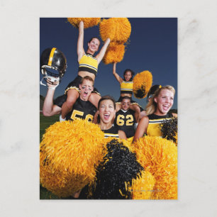Zwei Cheerleader reiten auf den Schultern des Fußb Postkarte