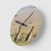 Zwei Cheetahs auf dem Ausblick Runde Wanduhr (Winkel)