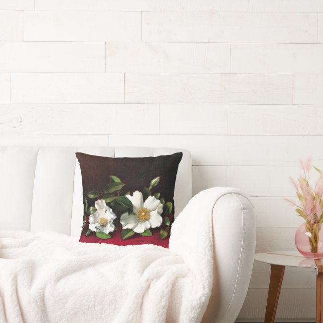 Zwei Cherokee-Rose auf Red Velvet, Kissen (Liege)