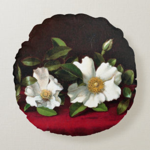Zwei Cherokee-Rose auf Red Velvet Rundes Kissen