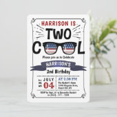 Zwei Coole 4. Juli Jungs 2. Geburtstag Einladung (Stehend Vorderseite)