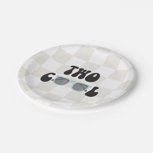 Zwei Coole Sonnenbrille und Schachbrett 2. Geburts Pappteller (Schrägansicht)