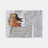 Zwei Corgis im Schnee Fleecedecke (Vorderseite (Horizontal))