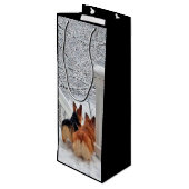 Zwei Corgis im Winter Geschenktüte Für Weinflaschen (Rückseite Schrägansicht)