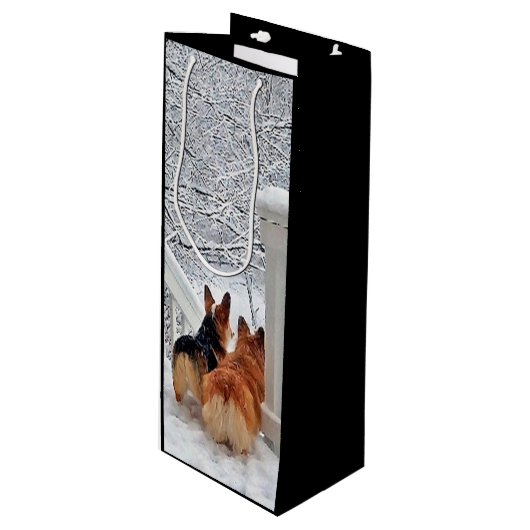 Zwei Corgis im Winter Geschenktüte Für Weinflaschen (Vorderseite Schrägansicht)