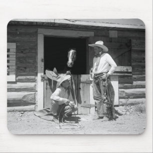 Zwei Cowboys stehen neben einer Scheune mit einem Mousepad