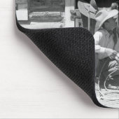 Zwei Cowboys stehend nahe bei einer Scheune mit Mousepad (Ecke)