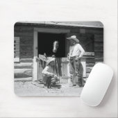 Zwei Cowboys stehend nahe bei einer Scheune mit Mousepad (Mit Mouse)