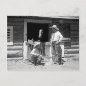 Zwei Cowboys stehend nahe bei einer Scheune mit Postkarte (Vorderseite)
