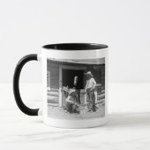 Zwei Cowboys stehend nahe bei einer Scheune mit Tasse (Links)