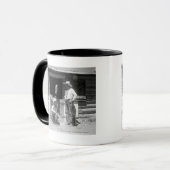 Zwei Cowboys stehend nahe bei einer Scheune mit Tasse (Vorderseite Links)