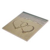 Zwei darüberliegende Herzen gezeichnet auf dem Fliese (Seite)