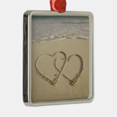 Zwei darüberliegende Herzen gezeichnet auf dem Silbernes Ornament (Rechts)