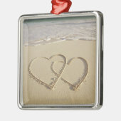 Zwei darüberliegende Herzen gezeichnet auf dem Silbernes Ornament (Links)