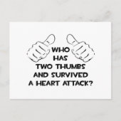 Zwei Daumen und überlebten einen Herzanfall Postkarte (Vorderseite)