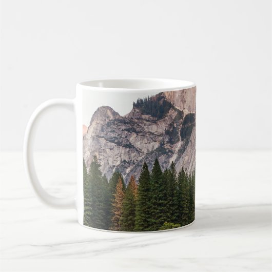 ZWEI DECKEN VOR EINER HALBEN DOME IM YOSEMITTALLEY KAFFEETASSE (Links)