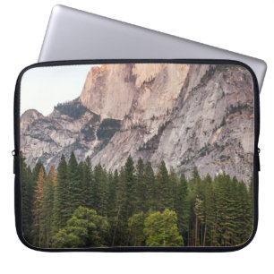 ZWEI DECKEN VOR EINER HALBEN DOME IM YOSEMITTALLEY LAPTOPSCHUTZHÜLLE