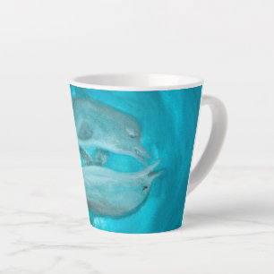 Zwei Delfine spielen wild und frei im Ozean Milchtasse