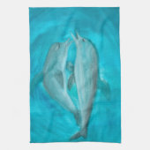 Zwei Delphine spielen frei und wild im Ozean Geschirrtuch (Vertikal)