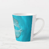 Zwei Delphine spielen frei und wild im Ozean Milchtasse (Rechts)