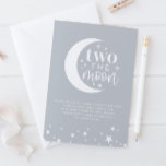 Zwei der blauen Birthday Einladung<br><div class="desc">Ein "Two the Moon" Design mit einem staubblauen Hintergrund - perfekt für den Mond,  der am 2. Geburtstag von Ihnen gepriesen wird! In diesem Design können Sie die Farbe des Hintergrunds,  des Mondtypografieelements und auch das Sternmuster unten bearbeiten.</div>