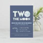 Zwei der Mond Birthday Party Einladung (Stehend Vorderseite)