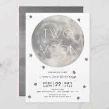 Zwei der weißen Silberjungen des Mond 2. Geburtsta