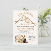 Zwei Dumplings Dim Sum Gender Neutral Baby Dusche Einladung (Stehend Vorderseite)