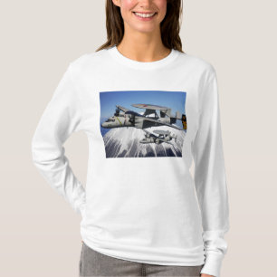 Zwei E-2C Hawkeyes Führung ein Flyby T-Shirt