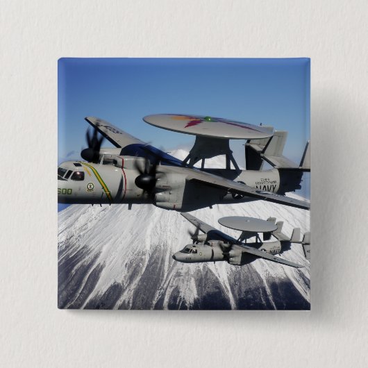 Zwei E-2C-Hawkeyys führen einen Flyby Button (Vorderseite)