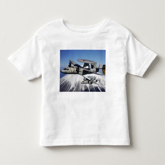 Zwei E-2C-Hawkeyys führen einen Flyby Kleinkind T-shirt (Vorderseite)