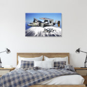 Zwei E-2C-Hawkeyys führen einen Flyby Leinwanddruck (Insitu (Schlafzimmer))