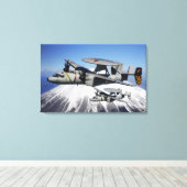 Zwei E-2C-Hawkeyys führen einen Flyby Leinwanddruck (Insitu (Holzboden))