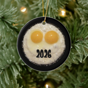 Zwei Eier im Gusseisenpfanne-Ornament Keramikornament